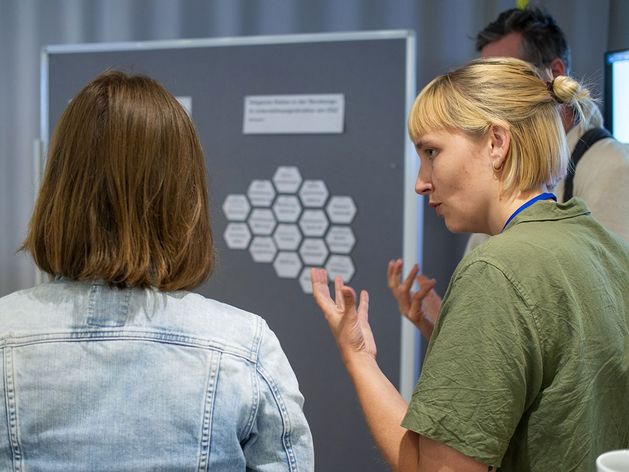 Zwei junge Frauen im Gespräch 
