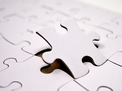Der letzte Puzzleteil wird in das Bild eingefügt.