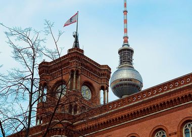 Das Rote Rathaus und der Berliner Fernsehturm sind zu sehen