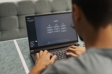 Mensch am Computer nutzt KI