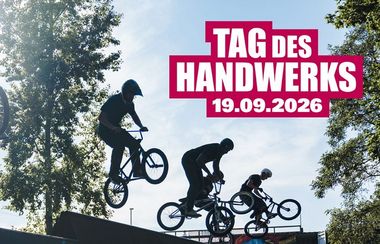 Fahrradfahrer auf Halfpipe