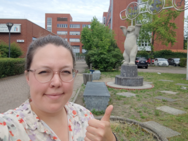 Belinda Bäßler vor OSZ Bautechnik