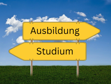 Ein gelber Wegweiser mit Gras und Himmel im Hintergrund. Auf dem Pfeil nach rechts steht "Ausbildung". Auf dem Pfeil links steht "Studium.